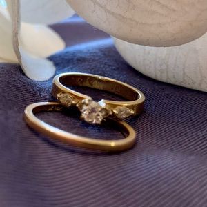 Woman’s diamond wedding ring with band